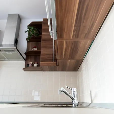 B8 Apartment *